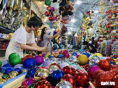 Sài Gòn lúc này, đâu đâu cũng thấy hàng Noel - Ảnh 9. Sài Gòn lúc này, đâu đâu cũng thấy hàng Noel - Ảnh 9.