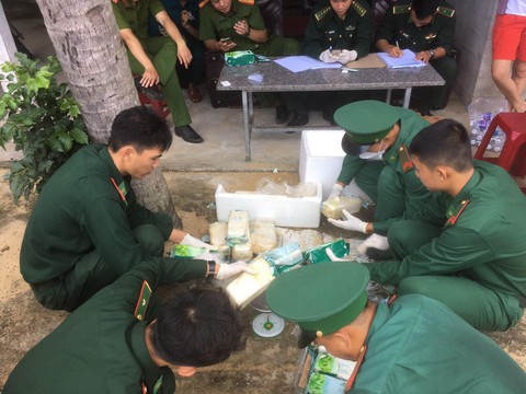 20kg ma túy đóng gói in chữ nước ngoài trôi dạt vào vùng biển Quảng Ngãi - Ảnh 1. 20kg ma túy đóng gói in chữ nước ngoài trôi dạt vào vùng biển Quảng Ngãi - Ảnh 1.