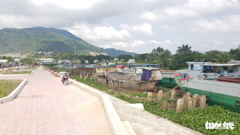 Khan hiếm đá xây dựng, sà lan neo đậu dày đặc hơn 2km chờ lấy hàng - Ảnh 2. Khan hiếm đá xây dựng, sà lan neo đậu dày đặc hơn 2km chờ lấy hàng - Ảnh 2.