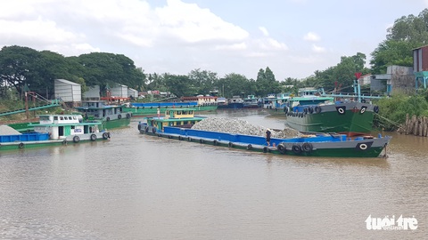 Khan hiếm đá xây dựng, sà lan neo đậu dày đặc hơn 2km chờ lấy hàng - Ảnh 1. Khan hiếm đá xây dựng, sà lan neo đậu dày đặc hơn 2km chờ lấy hàng - Ảnh 1.
