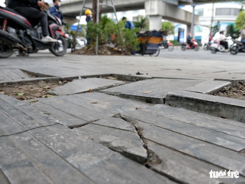 Vỉa hè lát đá có độ bền 70 năm nứt toác như ruộng gặp hạn hán - Ảnh 3. Vỉa hè lát đá có độ bền 70 năm nứt toác như ruộng gặp hạn hán - Ảnh 3.