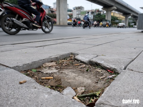 Vỉa hè lát đá có độ bền 70 năm nứt toác như ruộng gặp hạn hán - Ảnh 6. Vỉa hè lát đá có độ bền 70 năm nứt toác như ruộng gặp hạn hán - Ảnh 6.