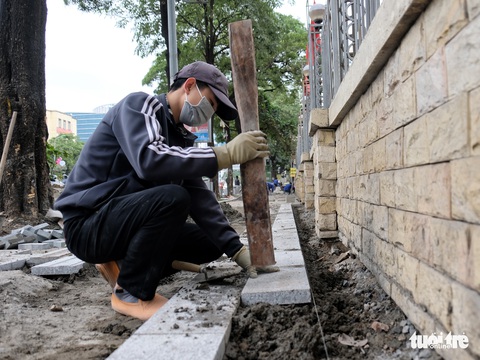 Vỉa hè lát đá có độ bền 70 năm nứt toác như ruộng gặp hạn hán - Ảnh 1. Vỉa hè lát đá có độ bền 70 năm nứt toác như ruộng gặp hạn hán - Ảnh 1.