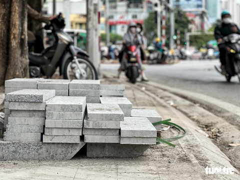 Vỉa hè lát đá có độ bền 70 năm nứt toác như ruộng gặp hạn hán - Ảnh 5. Vỉa hè lát đá có độ bền 70 năm nứt toác như ruộng gặp hạn hán - Ảnh 5.