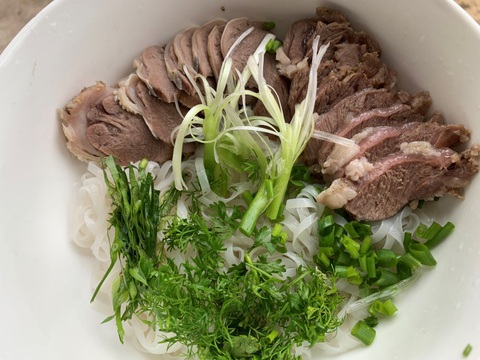 Phở Nam Định trứ danh: Chọn vỏ quế dày hay mỏng? Đại hồi hay tiểu hồi? - Ảnh 1. Phở Nam Định trứ danh: Chọn vỏ quế dày hay mỏng? Đại hồi hay tiểu hồi? - Ảnh 1.