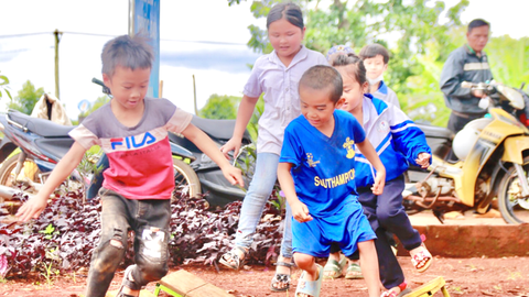 Đắk Lắk: Thanh niên về vùng sâu làm sân chơi cho trẻ - Ảnh 1. Đắk Lắk: Thanh niên về vùng sâu làm sân chơi cho trẻ - Ảnh 1.