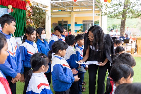 Cô gái từ quá khứ trình chiếu ở Úc; Thúy Ngân tạm dừng hoạt động nghệ thuật do bị thương - Ảnh 3. Cô gái từ quá khứ trình chiếu ở Úc; Thúy Ngân tạm dừng hoạt động nghệ thuật do bị thương - Ảnh 3.