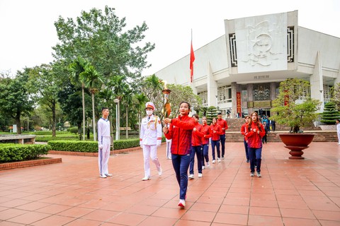 Rước đuốc Đại hội Thể thao toàn quốc 2022 từ Bảo tàng Hồ Chí Minh về tỉnh Quảng Ninh - Ảnh 2. Rước đuốc Đại hội Thể thao toàn quốc 2022 từ Bảo tàng Hồ Chí Minh về tỉnh Quảng Ninh - Ảnh 2.