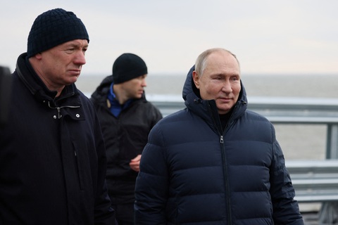 Tổng thống Putin đi bộ trên cầu Crimea sửa chữa gần xong - Ảnh 1. Tổng thống Putin đi bộ trên cầu Crimea sửa chữa gần xong - Ảnh 1.