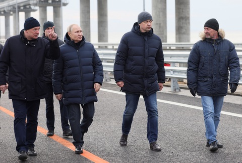Tổng thống Putin đi bộ trên cầu Crimea sửa chữa gần xong - Ảnh 4. Tổng thống Putin đi bộ trên cầu Crimea sửa chữa gần xong - Ảnh 4.