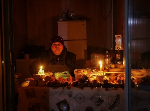 Ukraine lại chìm trong bóng tối và giá lạnh vì Nga tấn công hệ thống điện - Ảnh 1. Ukraine lại chìm trong bóng tối và giá lạnh vì Nga tấn công hệ thống điện - Ảnh 1.