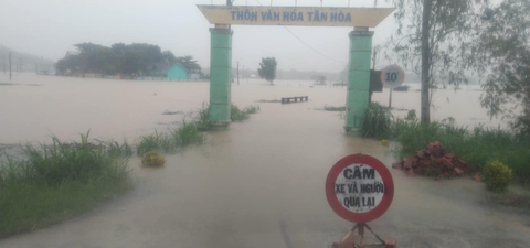 Phú Yên: Mưa lớn gây ngập, chia cắt nhiều địa phương - Ảnh 1. Phú Yên: Mưa lớn gây ngập, chia cắt nhiều địa phương - Ảnh 1.