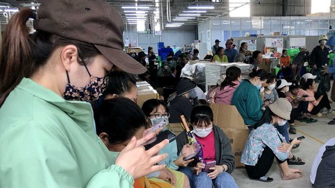 Công nhân mất việc: Nghĩ tới Tết là tối tăm mặt mũi - Ảnh 1. Công nhân mất việc: Nghĩ tới Tết là tối tăm mặt mũi - Ảnh 1.