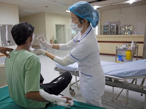 Điện thoại phát nổ lúc thiếu niên vừa dùng nghe vừa sạc pin - Ảnh 2. Điện thoại phát nổ lúc thiếu niên vừa dùng nghe vừa sạc pin - Ảnh 2.