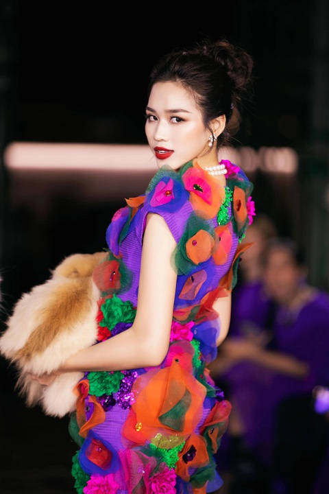 Đỗ Thị Hà gặp sự cố khi catwalk với bạn diễn 4 chân - Ảnh 3. Đỗ Thị Hà gặp sự cố khi catwalk với bạn diễn 4 chân - Ảnh 3.