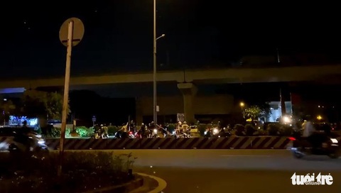 Truy xét vụ hàng chục thanh niên cầm hàng đánh nhau giữa xa lộ Hà Nội - Ảnh 1. Truy xét vụ hàng chục thanh niên cầm hàng đánh nhau giữa xa lộ Hà Nội - Ảnh 1.