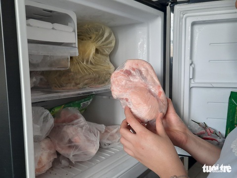 Vụ ngộ độc gà đông lạnh ở Nha Trang, thực phẩm rã đông sao cho đúng cách? - Ảnh 1. Vụ ngộ độc gà đông lạnh ở Nha Trang, thực phẩm rã đông sao cho đúng cách? - Ảnh 1.