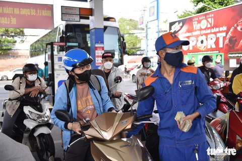 Đề xuất giữ nguyên thuế bảo vệ môi trường xăng dầu năm 2023 như hiện nay - Ảnh 1. Đề xuất giữ nguyên thuế bảo vệ môi trường xăng dầu năm 2023 như hiện nay - Ảnh 1.