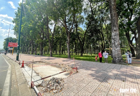 Nhiều trạm xe buýt ở TP.HCM bị tháo dỡ, người dân chưng hửng - Ảnh 1. Nhiều trạm xe buýt ở TP.HCM bị tháo dỡ, người dân chưng hửng - Ảnh 1.