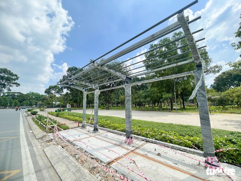 Nhiều trạm xe buýt ở TP.HCM bị tháo dỡ, người dân chưng hửng - Ảnh 2. Nhiều trạm xe buýt ở TP.HCM bị tháo dỡ, người dân chưng hửng - Ảnh 2.