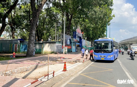 Nhiều trạm xe buýt ở TP.HCM bị tháo dỡ, người dân chưng hửng - Ảnh 4. Nhiều trạm xe buýt ở TP.HCM bị tháo dỡ, người dân chưng hửng - Ảnh 4.