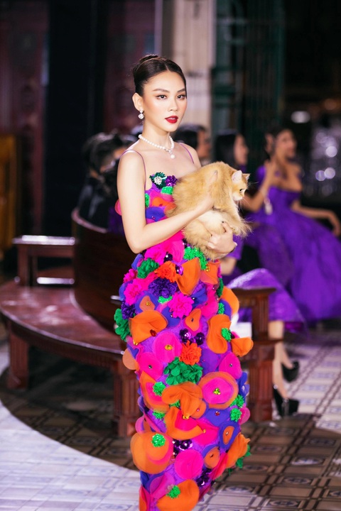 Đỗ Thị Hà gặp sự cố khi catwalk với bạn diễn 4 chân - Ảnh 6. Đỗ Thị Hà gặp sự cố khi catwalk với bạn diễn 4 chân - Ảnh 6.