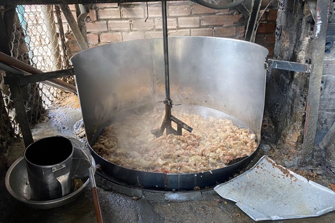 Mua mỡ heo, da heo đổ đống dưới sàn nhà rồi chế biến thành dầu, tóp mỡ - Ảnh 1. Mua mỡ heo, da heo đổ đống dưới sàn nhà rồi chế biến thành dầu, tóp mỡ - Ảnh 1.