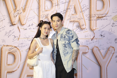 Trai đẹp Phú Thịnh ra dẻ bế Dương Lâm đi khắp sân khấu - Ảnh 3. Trai đẹp Phú Thịnh ra dẻ bế Dương Lâm đi khắp sân khấu - Ảnh 3.