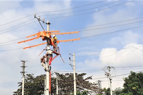 Sát hạch công tác sửa chữa điện nóng ở Quảng Trị bằng phương pháp Platform - Ảnh 1. Sát hạch công tác sửa chữa điện nóng ở Quảng Trị bằng phương pháp Platform - Ảnh 1.