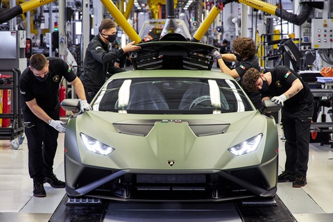 Sếp Lamborghini úp mở làm xe gầm cao cho gia đình để theo kịp trật tự thế giới mới - Ảnh 2. Sếp Lamborghini úp mở làm xe gầm cao cho gia đình để theo kịp trật tự thế giới mới - Ảnh 2.