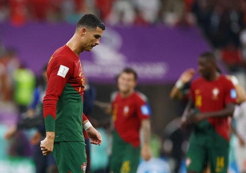 Ronaldo lủi thủi bỏ về phòng thay đồ khi đồng đội ăn mừng chiến thắng - Ảnh 1. Ronaldo lủi thủi bỏ về phòng thay đồ khi đồng đội ăn mừng chiến thắng - Ảnh 1.