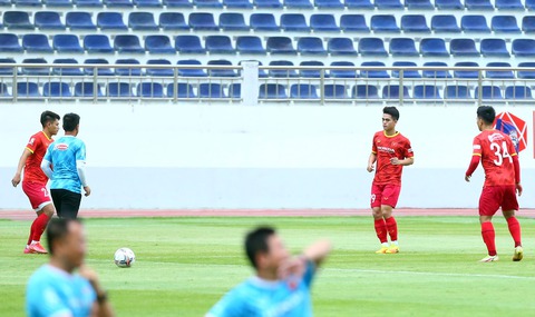 Chuẩn bị cho AFF Cup: Tiền vệ Hoàng Đức phải tập riêng vì đau gối - Ảnh 2. Chuẩn bị cho AFF Cup: Tiền vệ Hoàng Đức phải tập riêng vì đau gối - Ảnh 2.