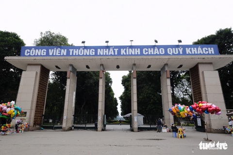 Công viên Thống Nhất buộc người ăn mặc chỉnh tề mua vé vào cổng: chuyện lạ đời! - Ảnh 1. Công viên Thống Nhất buộc người ăn mặc chỉnh tề mua vé vào cổng: chuyện lạ đời! - Ảnh 1.
