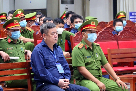 Đại án xăng dầu: Tại sao đình chỉ điều tra, không xử lý người đưa hối lộ? - Ảnh 2. Đại án xăng dầu: Tại sao đình chỉ điều tra, không xử lý người đưa hối lộ? - Ảnh 2.