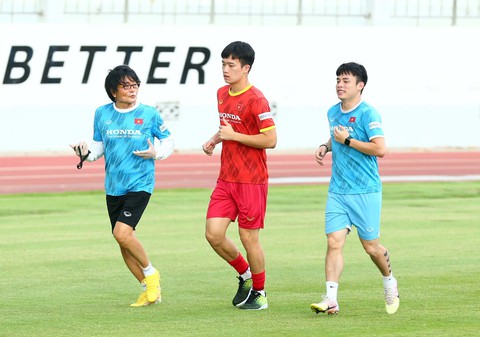Chuẩn bị cho AFF Cup: Tiền vệ Hoàng Đức phải tập riêng vì đau gối - Ảnh 1. Chuẩn bị cho AFF Cup: Tiền vệ Hoàng Đức phải tập riêng vì đau gối - Ảnh 1.
