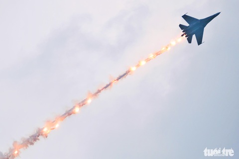 Hổ mang chúa Su-30MK2 trình diễn ấn tượng tại Triển lãm Quốc phòng quốc tế Việt Nam - Ảnh 9. Hổ mang chúa Su-30MK2 trình diễn ấn tượng tại Triển lãm Quốc phòng quốc tế Việt Nam - Ảnh 9.