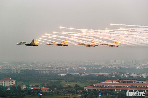 Hổ mang chúa Su-30MK2 trình diễn ấn tượng tại Triển lãm Quốc phòng quốc tế Việt Nam - Ảnh 1. Hổ mang chúa Su-30MK2 trình diễn ấn tượng tại Triển lãm Quốc phòng quốc tế Việt Nam - Ảnh 1.