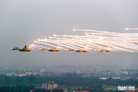 Hổ mang chúa Su-30MK2 trình diễn ấn tượng tại Triển lãm Quốc phòng quốc tế Việt Nam - Ảnh 6. Hổ mang chúa Su-30MK2 trình diễn ấn tượng tại Triển lãm Quốc phòng quốc tế Việt Nam - Ảnh 6.