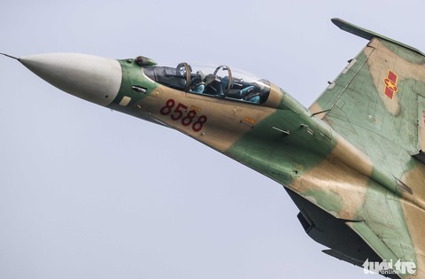 Hổ mang chúa Su-30MK2 trình diễn ấn tượng tại Triển lãm Quốc phòng quốc tế Việt Nam - Ảnh 7. Hổ mang chúa Su-30MK2 trình diễn ấn tượng tại Triển lãm Quốc phòng quốc tế Việt Nam - Ảnh 7.