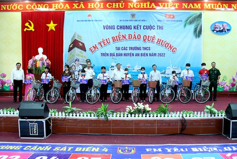 Đỡ đầu 9 học sinh, trao 1.000 phần quà cho ngư dân nghèo Kiên Giang - Ảnh 1. Đỡ đầu 9 học sinh, trao 1.000 phần quà cho ngư dân nghèo Kiên Giang - Ảnh 1.