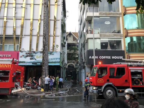 Cháy lớn tại nhà trung tâm TP.HCM, cảnh sát đập cửa cứu 4 người ra ngoài - Ảnh 1. Cháy lớn tại nhà trung tâm TP.HCM, cảnh sát đập cửa cứu 4 người ra ngoài - Ảnh 1.