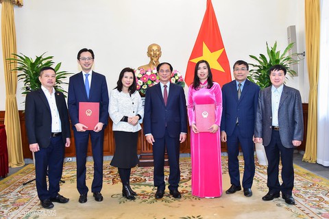Bộ Ngoại giao trao quyết định của Thủ tướng cho hai tân thứ trưởng - Ảnh 1. Bộ Ngoại giao trao quyết định của Thủ tướng cho hai tân thứ trưởng - Ảnh 1.