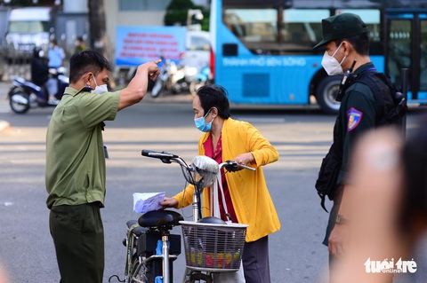 Nhiều người dự phiên tòa Alibaba lúng túng vì tòa không nhận giữ xe - Ảnh 1. Nhiều người dự phiên tòa Alibaba lúng túng vì tòa không nhận giữ xe - Ảnh 1.