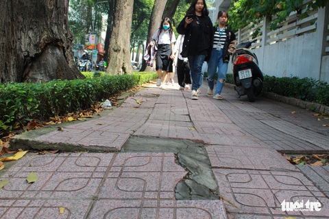 Không chỉ Hà Nội, nhiều đoạn vỉa hè ở TP.HCM cũng nát như bánh tráng vụn - Ảnh 1. Không chỉ Hà Nội, nhiều đoạn vỉa hè ở TP.HCM cũng nát như bánh tráng vụn - Ảnh 1.