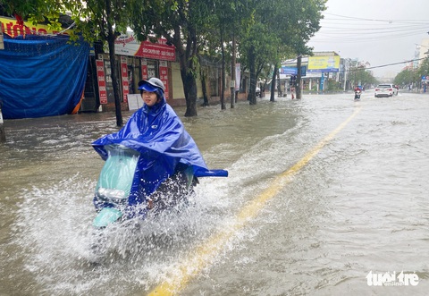 ‘Hai giờ sáng thông báo xả lũ, dân đang ngủ sao trở tay kịp?’ - Ảnh 2. ‘Hai giờ sáng thông báo xả lũ, dân đang ngủ sao trở tay kịp?’ - Ảnh 2.