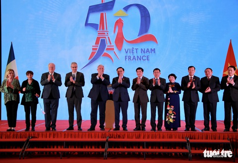 Chủ tịch Thượng viện Pháp: Mong chạm tới trái tim người Việt Nam - Ảnh 4. Chủ tịch Thượng viện Pháp: Mong chạm tới trái tim người Việt Nam - Ảnh 4.