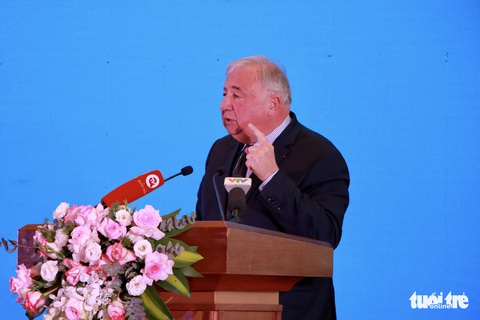 Chủ tịch Thượng viện Pháp: Mong chạm tới trái tim người Việt Nam - Ảnh 1. Chủ tịch Thượng viện Pháp: Mong chạm tới trái tim người Việt Nam - Ảnh 1.