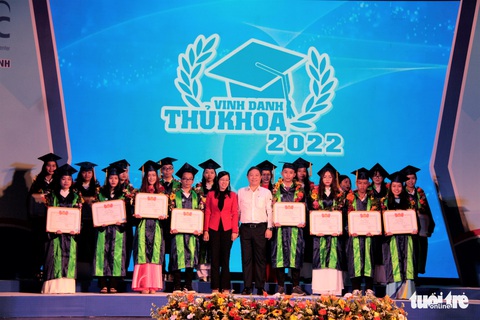 TP.HCM vinh danh 75 thủ khoa năm 2022 - Ảnh 1. TP.HCM vinh danh 75 thủ khoa năm 2022 - Ảnh 1.