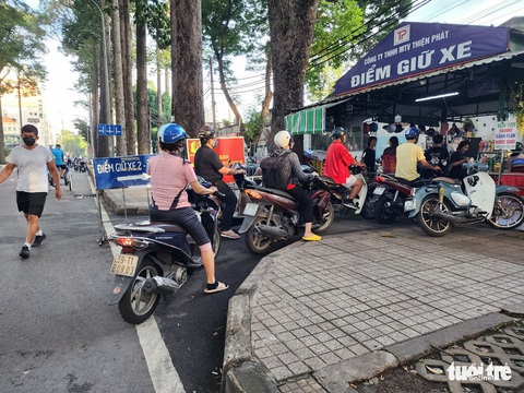 Nhiều người dự phiên tòa Alibaba lúng túng vì tòa không nhận giữ xe - Ảnh 3. Nhiều người dự phiên tòa Alibaba lúng túng vì tòa không nhận giữ xe - Ảnh 3.