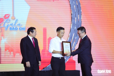 Báo Tuổi Trẻ đoạt giải C Khoảnh khắc báo chí 2021 - Ảnh 2. Báo Tuổi Trẻ đoạt giải C Khoảnh khắc báo chí 2021 - Ảnh 2.